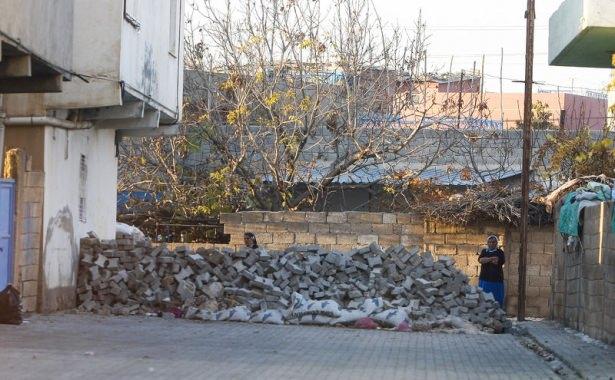 <p>Evlerin bulunduğu alanlarda güvenlik önlemi alınmasının ardından bomba imha uzmanları bölgeye geliyor. Olası tuzaklamalara yönelik çalışmaların tamamlanmasıyla ekipler, evlere girerek arama yapıyor.</p>
