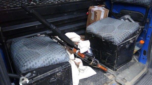 <p>Silopi ilçesindeki Başak, Nuh, Cudi ve Yenişehir mahallelerinde teröristlerce kullanıldığı belirlenen 12 evde yapılan aramada ikisi zırh delici özelliğe sahip 10 roket başlığı, 9 pompalı tüfek, 3 kalaşnikof, 941 fişek, 24 şarjör, tıbbi malzemeler ve örgütsel dokümanlar ele geçirildi.</p>