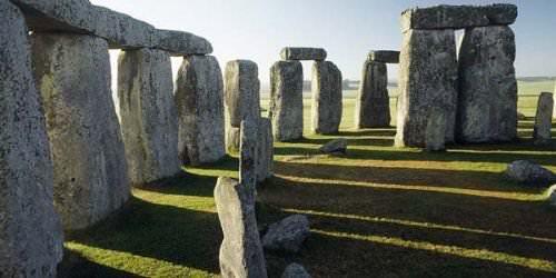 <p><strong>Stonehenge, Birleşik Krallık, Salisbury</strong></p>

<p>Geçmişte yapılan bu yapıların sırrı bir türlü çözülemiyor. Bilimadamları bundan binlerce yıl önce inşa edilen bu yapıların nasıl yapıldığı ve ne amaçla yapıldığı konusunda bir fikir yürütemiyor...</p>

<p> </p>
