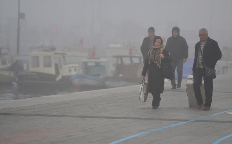<p>Çanakkale Gemi Trafik Hizmetleri Müdürlüğü yetkilileri, gemileri telsizle uyarıda bulunarak boğazı çift yönlü transit gemi geçişlerine kapattı. </p>