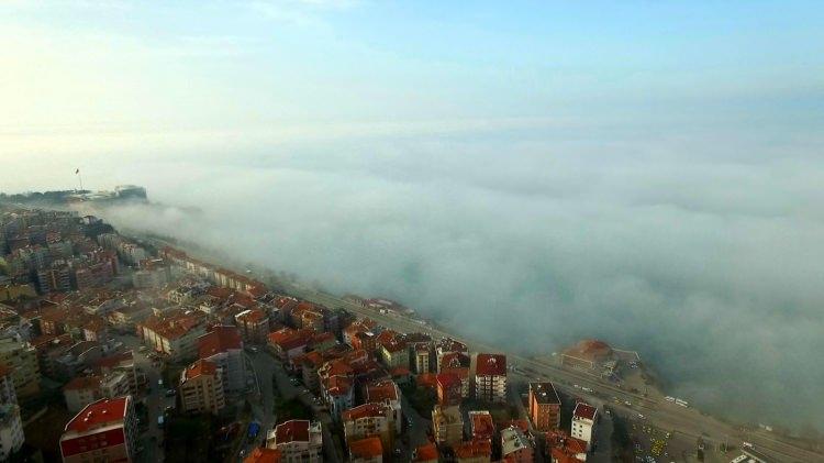 <p>Kentte öğle saatlerinde sis etkili oldu. Denizden gelen sis bulutları kent merkezinde yoğunlaştı. </p>