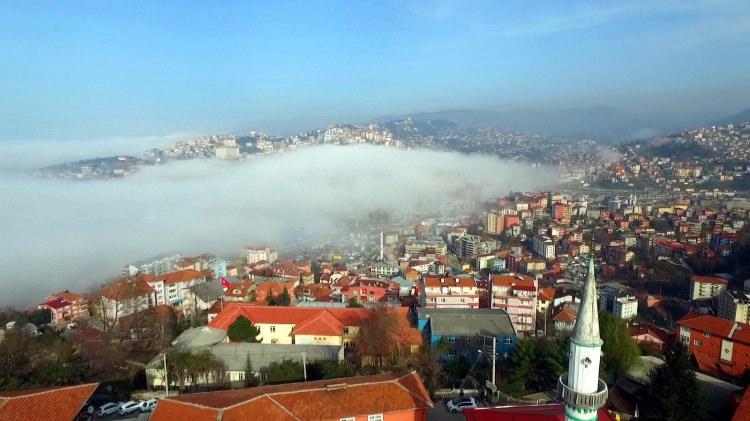 <p>Hava sıcaklığının 13 derece olduğu kentin üzerine çöken sis bulutları 'drone' ile havadan görüntülendi. Şehrin üzerindeki sis bulutları güzel görüntüler oluşturdu.</p>
