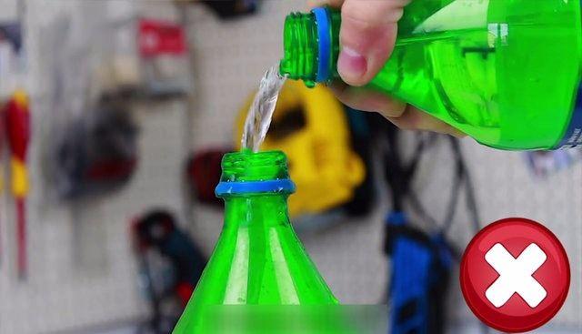 <p><strong>ŞİŞE DEYİP GEÇMEYİN!</strong></p>

<p>Plastik şişelerden yapabileceğiniz pratik bilgiler...<br />
Şişeden şişeye su aktarmak için böyle yapmayın.</p>
