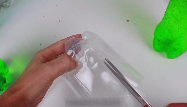 <p>Şişeden şişeye su aktarımı için yapmanız gereken, plastik şişeyi kesip rulo elde etmek.</p>
<p> </p>