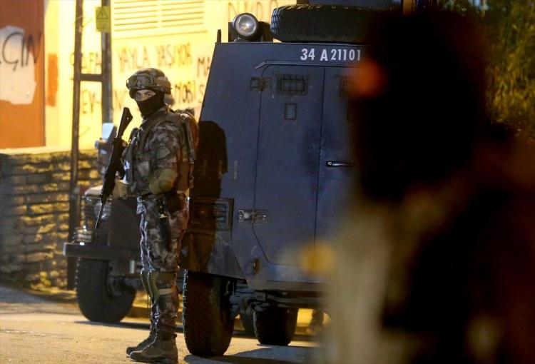 <p>Özel harekat ve çevik kuvvet ekipleri, polis helikopterinin de destek verdiği operasyon kapsamında itfaiye ekiplerinin yardımıyla binaya girdi.</p>
<p> </p>