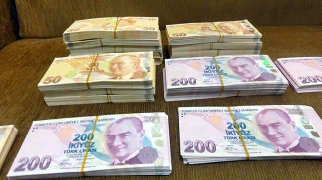 <p><strong>740 BİNİ 80 YAŞIN ÜZERİNDE</strong></p>

<p>80 yaş ve üzerinde 740 bin civarında emekli bulunuyor. Örneğin; hem yaşa hem de geçim durumuna bakılacak yeni sisteme göre, bu emeklilerin bir kısmı yüzde 100 zam alabilecek. </p>
