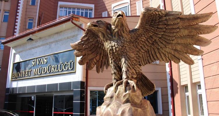 <p>İl Emniyet Müdürü Turan Aksoy ise "Başta 15 Temmuz şehitleri olmak üzere ülkemizde verilen tüm şehitleri hatırlatabilecek, Sivasımız'ın tarihi yapısıyla, kadim yapısıyla örtüşebilecek çift başlı kartal şehitler anıtımızın yapılmasında emeği geçen Kuzeyyıldızı Trabzonsporlular Derneği yetkililerine teşekkür ediyorum. Bu Trabzonspor ile Sivas arasındaki geçmişteki kırgınlıkları gidermek adına çok önemli olduğunu düşünüyorum. Hayırlı uğurlu olsun" diye konuştu.</p>
<p> </p>