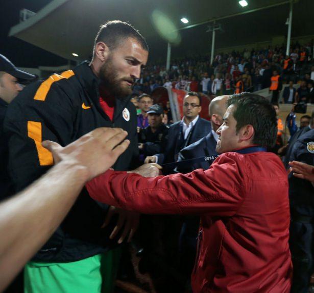 <p>Sivasspor Galatasaray maçının bitiminin ardından olaylar çıktı. Maçın ardından soyunma odalarının girişi bir anda karıştı</p>
