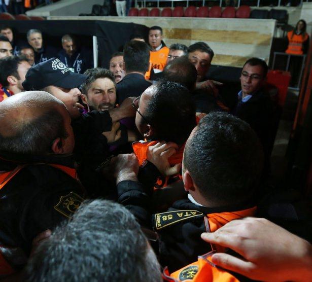 <p>Sivasspor Galatasaray maçının bitiminin ardından olaylar çıktı. Maçın ardından soyunma odalarının girişi bir anda karıştı</p>
