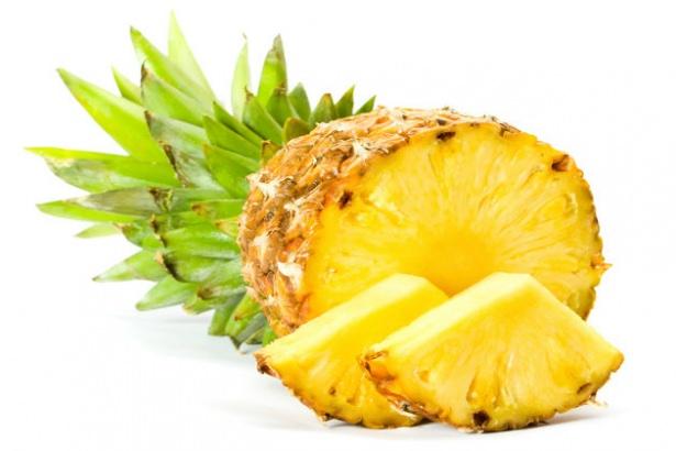 <p>Ananas ise içerdiği bromelin nedeniyle cildin pul pul dökülmesini önlüyor. Bu madde, kırışıklıkların ortaya çıkmasına neden olan kolajeni yeniliyor.</p>
