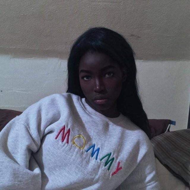 <p>Genç kız kendisine <strong>Siyahhannamontana (theblackhannahmontana)</strong> diyor.<br />
 </p>
