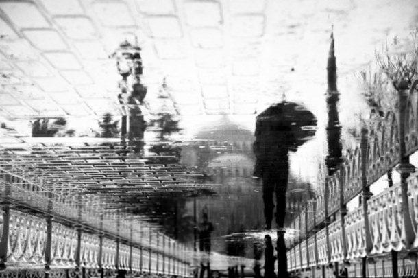 <p>Fotoğraf sanatçısı Ayşe Gül Ayanoğlu siyah beyaz İstanbul`u gölgelerle birleştirdi. Sultanahmet Camii ve sudan yansıyan insanlar.</p>
