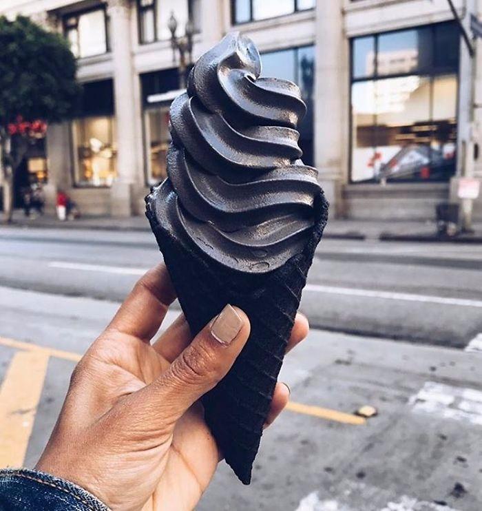 <p>Los Angeles, Kaliforniya'daki Little Damage Ice Cream Mağazası tarafından sunulan bu lezzetler Instagram'da patladı. </p>

<p><a href="http://www.yasemin.com/"><span style="color:#800080"><strong><em>yasemin.com</em></strong></span></a></p>
