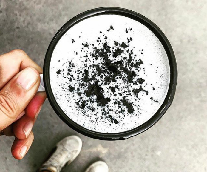 <p>İngiltere ve Avustralya'daki kafelerde satılmaya başlayan siyah latte sosyal medyanın yeni trendi oldu. </p>
