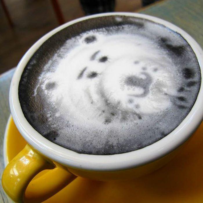 <p>'Goth latte' (gotik latte) olarak adlandırılan bu lattelerin içine<strong> sağlıklı</strong> aktif karbon konuluyor. </p>