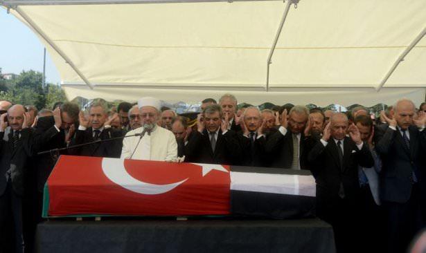 <p>Beşiktaş Onursal Başkanı Süleyman Seba, Bezmi Alem Valide Sultan Camii’nde kılınan cenaze namazının ardından son yolculuğuna uğurlandı.</p>
