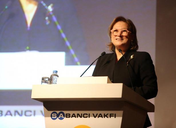 <p><strong>Sabancı Holding Yönetim Kurulu Başkanı Güler Sabancı:</strong><em><strong> </strong></em></p>
<p>Koç Holding Yönetim Kurulu Başkanı sevgili dostum Mustafa Koç’un vefatını derin üzüntü ile öğrendim.</p>
<p>Ülkemiz iş dünyası çok sevilen, yüce gönüllü ve çok kıymetli bir evladını çok genç yaşta kaybetmiştir. </p>
<p>Ekonomimizin ve sanayimizin gelişimine büyük katkıları ve emeği olmuş on binlerce kişiye istihdam yaratmış, vakıf çalışmalarında, toplumsal gelişmede örnek işler gerçekleştirmiş, uluslararası itibarı ile tanınmış sevgili Mustafa Koç’un genç yaşta aramızdan ayrılması hepimiz için büyük kayıptır. </p>
<p>Merhuma Allah’tan rahmet; tüm Koç Ailesi’ne, Koç Topluluğu’na ve ülkemize baş sağlığı ve sabırlar diliyorum. </p>