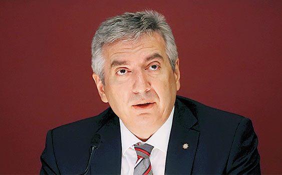 <p><strong>İstanbul Sanayi Odası (İSO) Başkanı Erdal Bahçıvan</strong><br />
<br />
Hepimizi sabah şoka sokan bir olayla karşı karşıyayız. 2016 maalesef tatsız olaylarla başlamıştı, umarım ki bu duyacağımız son tatsız haber olur. Ülkemizin başı sağolsun, Türk sanayisinin başı sağolsun, hepsinden önce Koç Ailesi'nin, Koç camiasının başı sağolsun. Çok genç yaşta kaybettik değerli Mustafa Koç’u. Hayatının en verimli döneminde kaybettik. Sözün bittiği yerdeyiz, ruhu şad olsun.</p>
