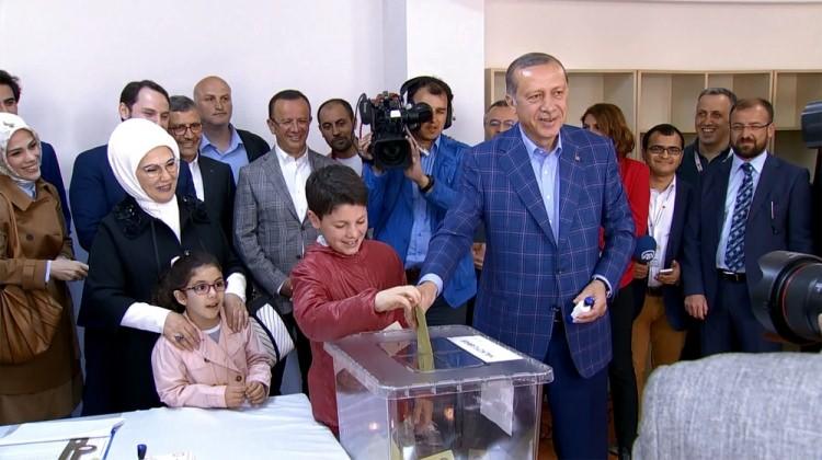 <p><a href="http://video.haber7.com/video-galeri/88994-recep-tayyip-erdogan-oyunu-kullandi" target="_blank"><strong>CUMHURBAŞKANI RECEP TAYYİP ERDOĞAN OYUNU KULLANDI... VİDEOSUNU İZLEMEK İÇİN TIKLAYINIZ...</strong></a></p>
