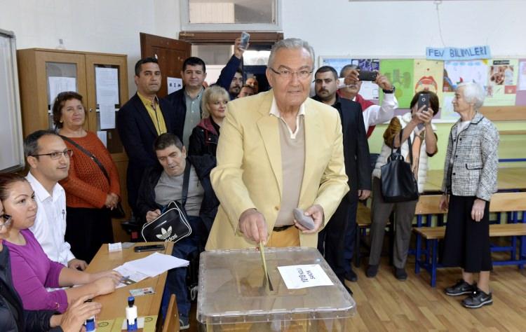 <p>Oyunu memleketi Antalya'da kullanan CHP eski Genel Başkanı ve Antalya Milletvekili Deniz Baykal, "Gerçekten Türkiye'miz sınav veriyor şimdi. Yapılan tartışmalar çok açık bir şekilde bunu ortaya koyuyor. Umarım bu sınavdan milletimiz yüzünün akıyla çıkar" dedi.</p>
<p><a href="http://video.haber7.com/video-galeri/88995-deniz-baykal-oyunu-kullandi" target="_blank"><strong>DENİZ BAYKAL OYUNU KULLANDI... VİDEOSUNU İZLEMEK İÇİN TIKLAYINIZ...</strong></a></p>