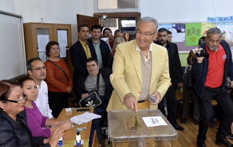 <p>CHP eski Lideri Deniz Baykal, saat 11.00'de nüfusa kayıtlı olduğu Muratpaşa İlçesi Bahçelievler Mahallesi'ndeki Barbaros Ortaokulu'nda 1018 numaralı sandıkta oyunu kullandı.</p>

<p><a href="http://video.haber7.com/video-galeri/88995-deniz-baykal-oyunu-kullandi" target="_blank"><strong>DENİZ BAYKAL OYUNU KULLANDI... VİDEOSUNU İZLEMEK İÇİN TIKLAYINIZ...</strong></a></p>
