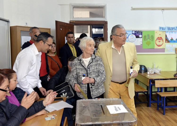 <p>Baykal'a eşi Olcay Baykal, kızı Aslı Baykal, torunu 23 yaşındaki Alican Erkılıç'ın yanı sıra CHP'nin Antalya eski milletvekilleri Tuncay Ercenk ve Osman Kaptan ile eski il başkanı Cavit Arı eşlik etti.</p>
<p><a href="http://video.haber7.com/video-galeri/88995-deniz-baykal-oyunu-kullandi" target="_blank"><strong>DENİZ BAYKAL OYUNU KULLANDI... VİDEOSUNU İZLEMEK İÇİN TIKLAYINIZ...</strong></a></p>