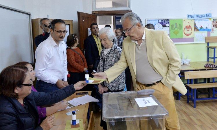 <p>Baykal, oyunu kullanmak için geldiği Barbaros Ortaokulu'nun bahçesinde vatandaşlarla bir süre sohbet ettikten sonra 1018 numaralı sandıkta eşi ile birlikte oyunu kullandı, ardından da okul bahçesinde gazetecilere açıklama yaptı.</p>

<p><a href="http://video.haber7.com/video-galeri/88995-deniz-baykal-oyunu-kullandi" target="_blank"><strong>DENİZ BAYKAL OYUNU KULLANDI... VİDEOSUNU İZLEMEK İÇİN TIKLAYINIZ...</strong></a></p>
