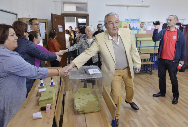 <p>Tarihi bir oylama yaşandığını belirten Deniz Baykal, şöyle konuştu:<br />
“Gerçekten Türkiye Cumhuriyeti'nin kendisiyle, kendi tarihiyle, kendi geleceğiyle bir anlamda bir hesaplaşma oylaması bu. Herkes, hepimiz görevimizi yapmaya çalıştık. Artık karar, tercih milletin, millet kararını alıyor. Umarım Türkiyemizi yeni sıkıntılara sürükleyecek bir tabloyla karşı karşıya kalmayız. Bundan sonra artık karar milletin, inşallah güzel bir sonuçla karşı karşıya kalırız. Hayırlı olsun, ülkemiz için aydınlık bir geleceğin dayanağı olsun bu karar."</p>

<p><a href="http://video.haber7.com/video-galeri/88995-deniz-baykal-oyunu-kullandi" target="_blank"><strong>DENİZ BAYKAL OYUNU KULLANDI... VİDEOSUNU İZLEMEK İÇİN TIKLAYINIZ...</strong></a></p>
