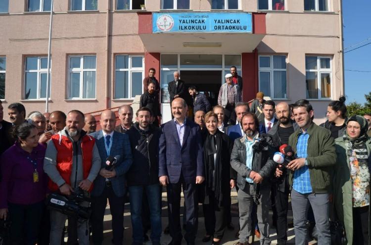 <p>Cumhurbaşkanlığı hükümet sistemini öngören anayasa değişikliği için Trabzon'da oy verme işlemi sürüyor. İçişleri Bakanı Süleyman Soylu da eşi Hamdiye Soylu ile birlikte Yalıncak Ortaokulu'nda oy kullandı.</p>

<p><a href="http://video.haber7.com/video-galeri/88972-icisleri-bakani-soylu-oyunu-kullandi" target="_blank"><strong>İÇİŞLERİ BAKANI SÜLEYMAN SOYLU OYUNU KULLANDI... VİDEOSUNU İZLEMEK İÇİN TIKLAYINIZ...</strong></a></p>
