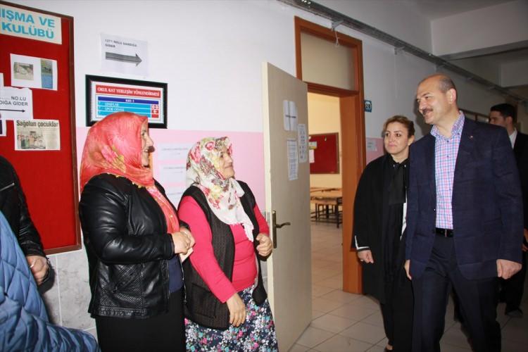<p>Trabzon'da bulunan İçişleri Bakanı Süleyman Soylu da eşi Hamdiye Soylu ile birlikte oyunu kullanmak için sabah saatlerinde Yalıncak Mahallesi'ndeki Yalıncak Ortaokulu'na geldi.</p>

<p><a href="http://video.haber7.com/video-galeri/88972-icisleri-bakani-soylu-oyunu-kullandi" target="_blank"><strong>İÇİŞLERİ BAKANI SÜLEYMAN SOYLU OYUNU KULLANDI... VİDEOSUNU İZLEMEK İÇİN TIKLAYINIZ...</strong></a></p>
