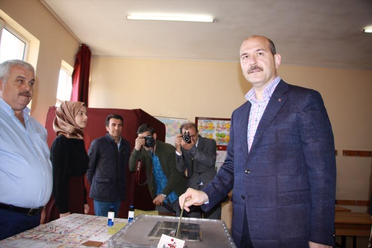 <p>Gazetecilere de açıklamada bulunan Bakan Soylu, "Milletimiz kararını en güzel şekilde verecektir. Hep birlikte bu gece kararı gördükten sonra yarın daha huzurlu, büyük ve mutlu adımlar atacağız. Çok olgun bir kampanya geçti. Milletimize de, tüm siyasi partilere de çok teşekkür ediyoruz" dedi.</p>

<p><a href="http://video.haber7.com/video-galeri/88972-icisleri-bakani-soylu-oyunu-kullandi" target="_blank"><strong>İÇİŞLERİ BAKANI SÜLEYMAN SOYLU OYUNU KULLANDI... VİDEOSUNU İZLEMEK İÇİN TIKLAYINIZ...</strong></a></p>
