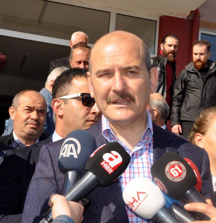 <p>Bakan Soylu ve eşi, olumsuz hava koşulları nedeniyle dün öğle saatlerinden bu yana uçak seferleri yapılamayan Trabzon Havalimanı'na, kısa süre önce hava şartlarının düzelmesi üzerine iniş yapabilen özel uçakla Ankara'ya gitti.</p>

<p><a href="http://video.haber7.com/video-galeri/88972-icisleri-bakani-soylu-oyunu-kullandi" target="_blank"><strong>İÇİŞLERİ BAKANI SÜLEYMAN SOYLU OYUNU KULLANDI... VİDEOSUNU İZLEMEK İÇİN TIKLAYINIZ...</strong></a></p>
