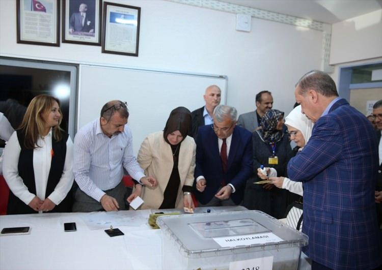 <p>Cumhurbaşkanı Erdoğan torunu Ahmet Akif Albayrak ile eşi Emine Erdoğan da torunu Emine Mahinur Albayrak ile seçim sandıklarına oy pusulalarının yer aldığı zarfları attı.</p>

<p><a href="http://video.haber7.com/video-galeri/88994-recep-tayyip-erdogan-oyunu-kullandi" target="_blank"><strong>CUMHURBAŞKANI RECEP TAYYİP ERDOĞAN OYUNU KULLANDI... VİDEOSUNU İZLEMEK İÇİN TIKLAYINIZ...</strong></a></p>
