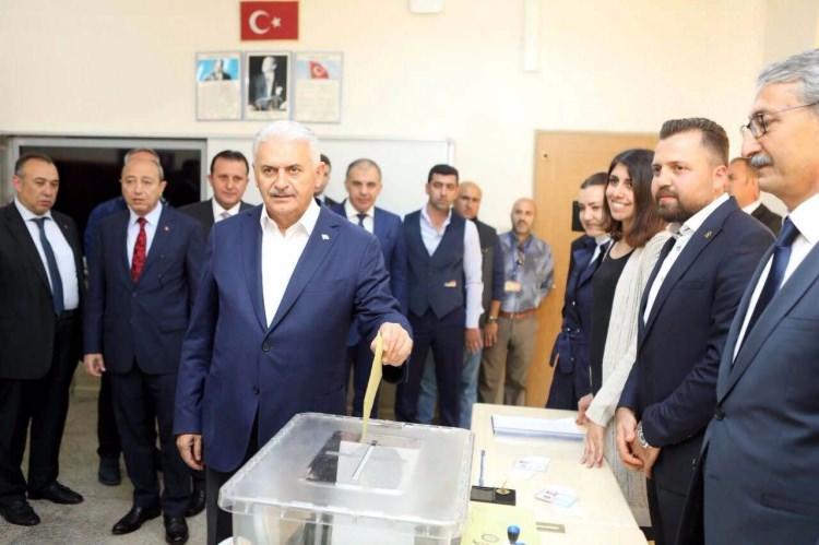 <p>Başbakan Binali Yıldırım, referandumda oyunu seçim bölgesi İzmir'de kullandı, "Çıkacak sonuç, ne olursa olsun başımızın tacıdır. Milletimizin verdiği karar en güzel karardır" dedi.</p>
<p> </p>