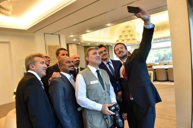 <p>11. Cumhurbaşkanı Adullah Gül, Türkiye Foto Muhabirleri Derneği ile “Modern çağın modası” diyerek selfie fotoğrafta çektirdi.</p>
