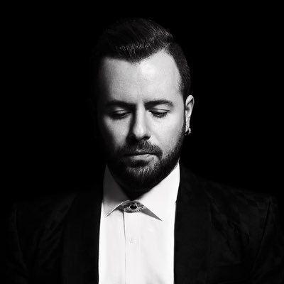 <p><strong>Emre Aydın</strong><br />
<br />
Bugün yapmayı planladığımız İstanbul konserini ileri bir tarihe erteledik.Terörü lanetliyoruz.Başımız sağolsun.</p>

