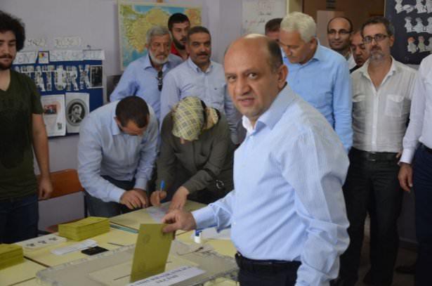 <p><strong>BAKAN IŞIK: ERDOĞAN İÇİN SANDIĞA GELDİK</strong><br />
<br />
Bilim Sanayi ve Teknoloji Bakanı Fikri Işık, Kocaeli’nin Başiskele ilçesindeki Damlar İlkokulu’nda oy kullanırken, “Erdoğan için sandığa geldik. Ekmek için fırına gideceğiz, sonra birlikte kahvaltı yapacağız” dedi.</p>