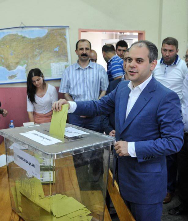 <p><strong>BAKAN KILIÇ OYUNU KULLANDI</strong><br />
<br />
Gençlik ve Spor Bakanı Akif Çağatay Kılıç, 12. Cumhurbaşkanlığı seçimi için oyunu memleketi Samsun’da kullandı.<br />
<br />
Bakan Kılıç, sabah 10.30 sıralarında AK Parti İl Başkanı Fuat Köktaş ile oy kullanacağı okula geldi. Oyunu kullanan Bakan Kılıç, daha sonra sandık görevlilerle selamlaştı.<br />
<br />
Ardından basın mensuplarının sorularını cevaplayan Gençlik ve Spor Bakanı Akif Çağatay Kılıç, “Biraz önce vatandaşlık görevi ve hakkımız olan, ülkemizin geleceğinin şekilleneceği ve daha kuvvetli kurulacağı Cumhurbaşkanlığı seçimi için oyumuzu kullandık. Hayırlı uğurlu olsun” dedi.</p>