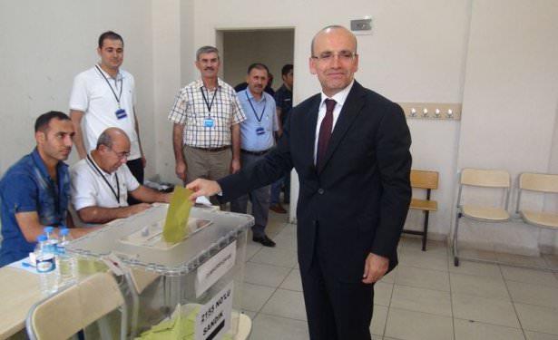 <p><strong>MEHMET ŞİMŞEK BATMAN'DA OYUNU KULLANDI</strong><br />
<br />
Batman'da bulunan Bakan Şimşek, seçim sandıklarını gezerek vatandaşlarla sohbet etti. Şimşek, daha sonra Site Mahallesindeki Atatürk Ortaokulu'nda oyunu kullandı.<br />
<br />
Şimşek, yaptığı açıklamada, cumhurbaşkanı seçiminin ülkeye hayırlı olmasını dileyerek, "Cumhurbaşkanı seçimi yeni ve güçlü bir dönemin başlangıcı olacak. Bu seçim bölgede çözüm süreci, Türkiye'nin bölgesel ve küresel aktör olması açısından önemli bir dönüm noktasıdır" dedi.</p>