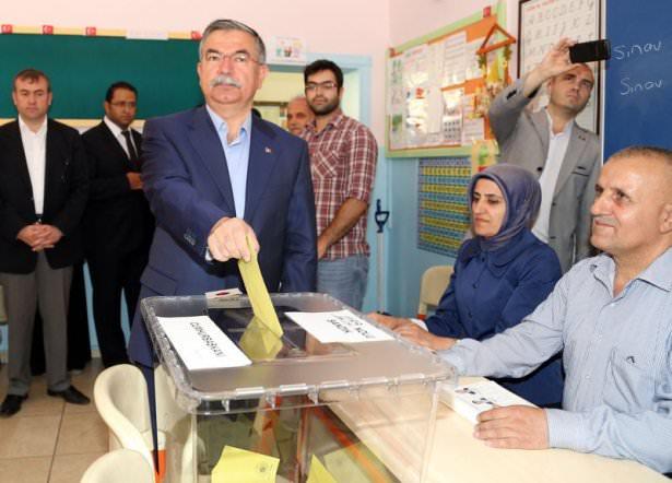 <p><strong>BAKAN İSMET YILMAZ SİVAS'TA OYUNU KULLANDI</strong><br />
<br />
Milli Savunma Bakanı İsmet Yılmaz, cumhurbaşkanı seçiminde, memleketi Sivas'ta Fevzi Paşa İlkokulu'nda oy kullandı.<br />
<br />
Bakan Yılmaz, okul çıkışında basın mensuplarına yaptığı açıklamada, "Cumhurbaşkanlığı seçimi, ülkemiz için hayırlı olsun, 7 iklim için hayırlı olsun, kültür coğrafyamız için hayırlı olsun. İnşallah, Türkiye'yi, büyük Türkiye'ye ulaşmak için bir adım daha yaklaştırır" dedi.</p>