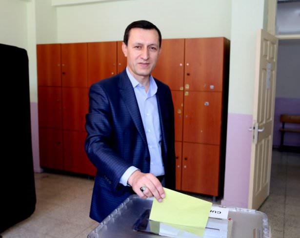 <p><strong>EMRULLAH İŞLER OYUNU KULLANDI</strong><br />
<br />
Başbakan Yardımcısı Emrullah İşler, Ümitköy Anadolu Lisesi'nde oy kullandı.</p>