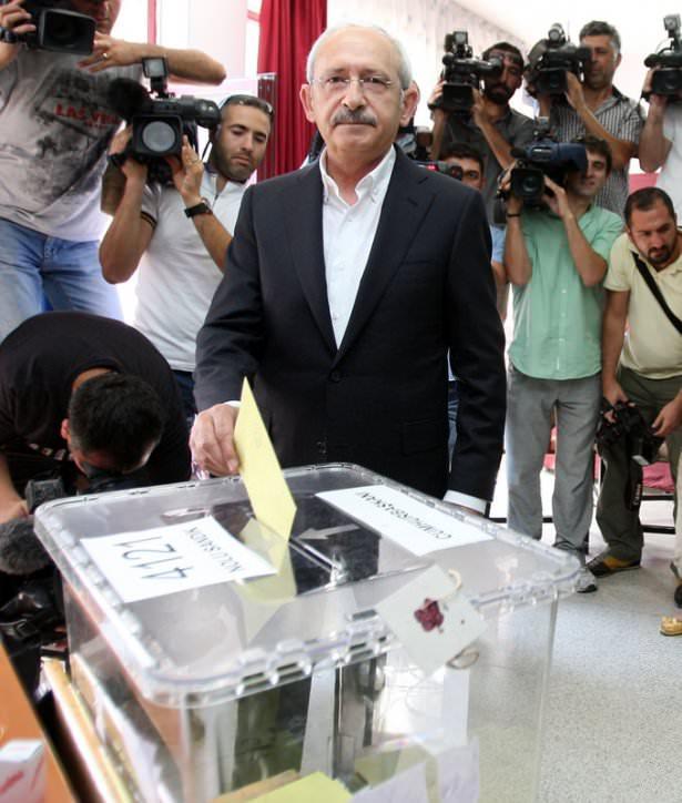 <p><strong>KEMAL KILIÇDAROĞLU OYUNU KULLANDI</strong><br />
<br />
Türkiye, Cumhurbaşkanı seçmek için ilk defa sandık başına gitti. CHP Genel Başkanı Kemal Kılıçdaroğlu da saat 11:20'de Çankaya Çukurambar’daki Arjantin İlköğretim Okulun’da oy verme işlemini gerçekleştirdi.<br />
<br />
CHP Genel Başkanı Kemal Kılıçdaroğlu, <strong>“Biz CHP olarak demokrasi tarihimize çok önemli bir katkıda bulunduk. İlk kez 14 siyasal parti bir aday üzerinde anlaştık. Bu çok önemli bir gelişmeydi. İleride Türkiye’nin demokrasi tarihini yazacak olanlar bu gelişmeyi herhalde özellikle önem vereceklerdir”</strong> dedi.</p>
