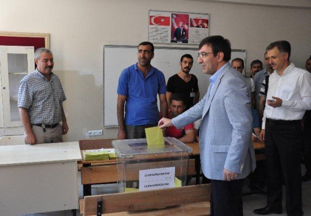 <p><strong>BAKAN YILMAZ OYUNU BİNGÖL'DE KULLANDI</strong><br />
<br />
Bingöl’de seçim heyecanı saat 08.00 itibariyle başladı. Seçim dolayısıyla Bingöl’de bulunan Bakan Yılmaz ve HDP Grup Başkanvekili İdris Baluken, sandık başına giderek oylarını kullandı.<br />
<br />
Bingöl’de bulunan Kalkınma Bakanı Cevdet Yılmaz, 100. Yıl Ortaokul’unda bin 8 nolu sandıkta oyunu kullandı. Oy kullanma işleminin ardından sandıkları gezen Bakan Yılmaz, sorumlulardan katılıma ilişkin bilgiler aldı. Daha sonra basın açıklaması yapan Bakan Yılmaz, tarihi bir seçim yaşandığını söyledi. Cumhurbaşkanının ilk defa halk tarafından seçileceğini hatırlatan Bakan Yılmaz, “İlk defa cumhurbaşkanını halkımız doğrudan kendisi seçiyor. Geçmişte cumhurbaşkanlıkları seçimi çok farklı tartışmalara konu oluyordu. Bugün çok şükür huzur içerisinde insanlarımız gidip oylarını kullanıyorlar. Onların tercihine göre 12’inci cumhurbaşkanımız seçilmiş olacak. Ben ülkemiz için, milletimiz için, demokrasimiz için hayırlı uğurlu olmasını temenni ediyorum. Özellikle vatandaşlık görevini yapan, katılım sağlayan gelip oyunu kullanan bütün vatandaşlarımıza şükranlarımı sunuyorum” dedi.</p>
