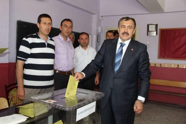 <p><strong>EROĞLU OYUNU AFYONKARAHİSAR'DA KULLANDI</strong><br />
<br />
Orman ve Su İşleri Bakanı Veysel Eroğlu, cumhurbaşkanı seçimine ilişkin, "Bu seçimin bütün milletimizin hayrına, birlik, beraberlik ve kardeşliğinin pekişmesine vesile olmasını yürekten temenni ediyorum. Bu milletimizin tarihinde önemli bir dönüm noktası. Özellikle milletle devletin kucaklaştığı bir gün olacak bu seçimler" dedi.</p>

<p>Eroğlu, memleketi Afyonkarahisar'ın Şuhut ilçesi Kurtuluş İhsan Küçükarslan İlkokulu'ndaki 1021 numaralı sandıkta ilk olarak annesi Emine Eroğlu'nun oyunu kullanmasına yardımcı oldu. Eroğlu, daha sonra aynı sandıkta kendi oyunu kullandı.</p>
