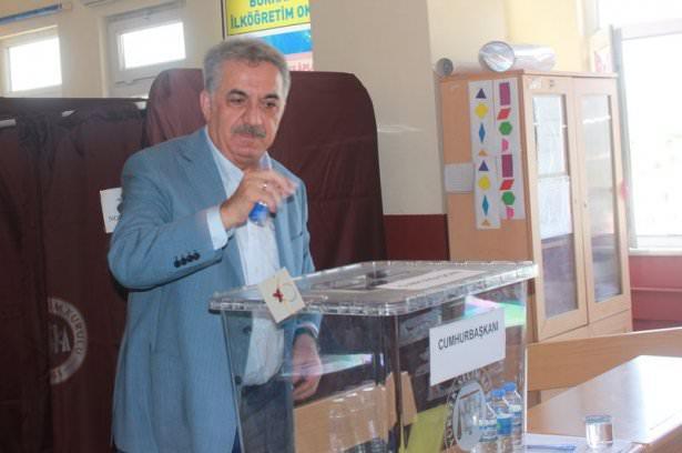 <p><strong>HAYATİ YAZICI OYUNU KULLANDI</strong><br />
<br />
Gümrük ve Ticaret Bakanı Hayati Yazıcı, cumhurbaşkanı seçimi için oyunu, Üsküdar'da Burhaniye İlkokulu'nda kullandı. Bakan Yazıcı, oy kullanma işleminin ardından vatandaşlarla sohbet etti.<br />
<br />
Hayati Yazıcı, cumhurbaşkanı seçiminde sandıktan çıkan sonucun milletin iradesi olduğunu belirterek, "Seçim kampanyası döneminde kim ne şekilde ne söylemişse, seçimden sonra seçilen cumhurbaşkanına 'hayırlı olsun' demek suretiyle söylemlerimizin ortak paydalarımızın üzerinden yükselmesini ve sinerji elde edilmesini diliyorum" dedi.</p>