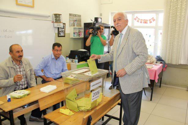 <p><strong>SAADET PARTİSİ LİDERİ KAMALAK OYUNU KULLANDI</strong><br />
<br />
Saadet Partisi Genel Başkanı Mustafa Kamalak, "Bugün ülke bakımından, Ortadoğu ve İslam dünyası bakımından çok önemli bir gündür. Türkiye bakımından önemlidir, inşallah bu gerilim sona erer" dedi.<br />
<br />
Kamalak, cumhurbaşkanı seçimi için oyunu Balgat'taki Turhan Dökmeci İlkokulunda, 2006 numaralı sandıkta kullandı. Eşi Zübeyde Kamalak ile okula gelen Mustafa Kamalak, oyunu sandığa atarken "hayırlı olsun" dileğinde bulundu.</p>