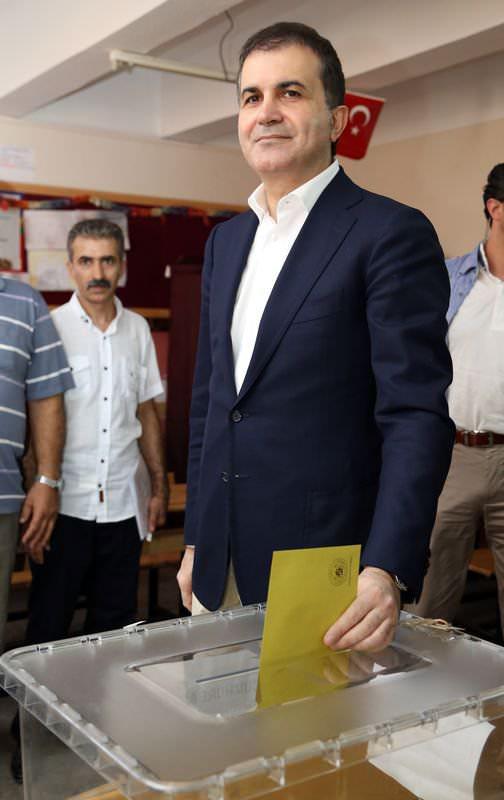 <p><strong>BAKAN ÇELİK OYUNU KULLANDI</strong><br />
<br />
Turizm Bakanı Ömer Çelik, Türkiye’nin meşrutiyetten bu yana müthiş bir demokrasi sancısı çektiğini belirterek, cumhurbaşkanının doğrudan halkın seçmesinin cumhuriyet tarihi açısından bir dönüm noktası olduğunu söyledi.<br />
<br />
Adana Valisi Mustafa Büyük ve AK Parti Adana İl Başkanı Fikret Yeni ile birlikte yıllar önce mezun olduğu Lütfiye Kısacık İlkokulu’na öğle saatlerinde gelen Turizm Bakanı Ömer Çelik, oyunu 1080 numaralı sandıkta kullandı. </p>