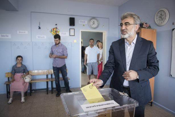 <p><strong>BAKAN YILDIZ: ELEKTRİK KESİNTİSİ BEKLEMİYORUZ</strong><br />
<br />
Enerji ve Tabii Kaynaklar Bakanı Taner Yıldız, oyunu Yenimahalle Sofuoğlu İlköğretim Okulu’nda kullandı.<br />
<br />
Bakan Yıldız, gazetecilerin elektrik kesintisine karşı alınan önlemleri sorması üzerine ise Bakan Yıldız, şu ana kadar yaklaşık 8 bin kişiyle mesai yapıldığını vurgulayarak, "Her hangi bir sıkıntı öngörmüyoruz. Elektrik kesintisinden medet umarak her hangi bir sonucu manipüle etmeye çalışan olursa bunun kendileri açısından da yanlış olacağını söylemek lazım" diye konuştu.</p>