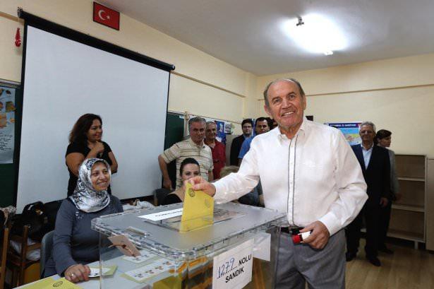<p><strong>TOPBAŞ: TARİH BUGÜNLERİ YAZACAK</strong><br />
<br />
İstanbul Büyükşehir Belediye Başkanı Kadir Topbaş ve Özleyiş Topbaş da saat 11.00 sıralarında Bakırköy Şenlikköy Murat Kölük İlköğretim Okulu'na gelerek, oylarını kullandılar. <br />
<br />
Topbaş oy kullanma işleminin ardından okulun çıkışında basın mensuplarına açıklamalarda bulundu. "'Bugün 10 Ağustos 2014, tarihe tanıklık ediyoruz" diyerek konuşmasına başlayan Topbaş, “ Tarih bugünleri yazacak. Bugün bizler oylarımızı kullandık. Vatandaşlık görevimizi yaptık. Daha güçlü bir Türkiye için, daha güçlü bir gelecek için ve milli iradenin, halkın, cumhurun iradesini Çankaya'ya yansıtması… Daha güçlü bir Türkiye ortaya çıkacak. Buna inanıyorum. Yarınlar çok daha farklı olacak. Hayırlı olsun milletimize vatanımıza , insanımıza diyorum. İnşallah güzelliklerle beraber farklı bir Türkiye'yi beraber yaşayacağız” dedi.</p>