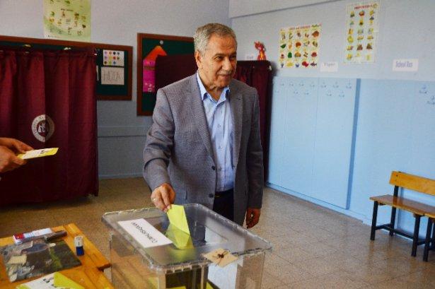 <p><strong>BÜLENT ARINÇ OYUNU KULLANDI</strong><br />
<br />
Başbakan Yardımcısı Bülent Arınç, cumhurbaşkanı seçimi için oyunu Ankara Beştepe Mahallesindeki Sofuoğlu ilkokulunda, 3056 numaralı sandıkta kullandı. <br />
<br />
Türk siyaset tarihinde yeni açılacak önemli bir sayfada rol aldıkları için son derece mutlu olduğunu söyleyen Arınç, “Başından bu yana büyük bir güvenlik içerisinde seçimler yapıldı. YSK’nın tayin ettiği ölçüler, kriterler içerisinde seçim yapıyoruz. Anayasa da gösterilen eşit, adil, özgür bir biçimde yapılması tamamen YSK’nın ve onun emrinde bulunan kurumların görevidir. Bugüne kadar bir asama olmadığı düşüncesindeyim. Akşam saatlerinde sonuçları alacağız. Türkiye’nin bundan sonra çok daha güçlü şekilde yoluna devam edeceğine umut ediyorum” diye konuştu.</p>
